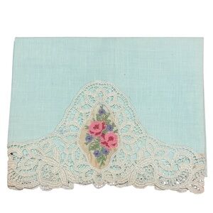 LADIES HANKIE/ Doily EMBROIDERY FLOWERS AND CROCHET Vtg Granny
